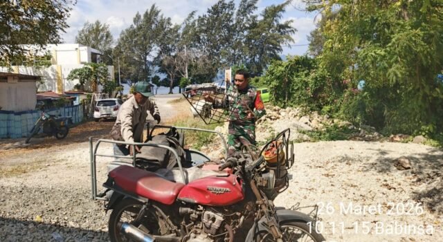 Babinsa Kuta Barat Hadir di Tengah Warga, Bantu Ringankan Pekerjaan Sehari-hari