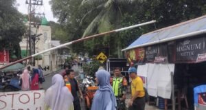 Demi Kenyamanan Wisatawan, Babinsa Koramil 02/Sukakarya Bantu Tertibkan Lalu Lintas di Objek Wisata Iboih