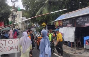 Demi Kenyamanan Wisatawan, Babinsa Koramil 02/Sukakarya Bantu Tertibkan Lalu Lintas di Objek Wisata Iboih