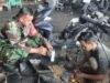 Babinsa Krueng Raya Bantu Warga Perbaiki Kendaraan, Wujud Kepedulian di Wilayah Binaan