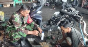 Babinsa Krueng Raya Bantu Warga Perbaiki Kendaraan, Wujud Kepedulian di Wilayah Binaan