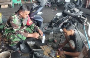 Babinsa Krueng Raya Bantu Warga Perbaiki Kendaraan, Wujud Kepedulian di Wilayah Binaan