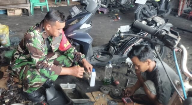Babinsa Krueng Raya Bantu Warga Perbaiki Kendaraan, Wujud Kepedulian di Wilayah Binaan