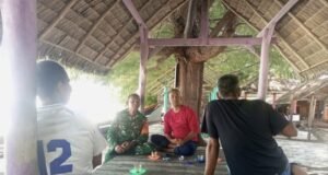 Babinsa Koramil 01/Sukajaya Ajak Warga Jaga Kebersihan dan Keamanan Lingkungan Pantai