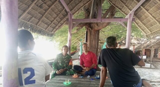 Babinsa Koramil 01/Sukajaya Ajak Warga Jaga Kebersihan dan Keamanan Lingkungan Pantai