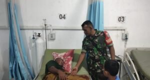 Babinsa Koramil 02/Sukakarya Jenguk Warga Sakit, Beri Semangat Untuk Kesembuhan
