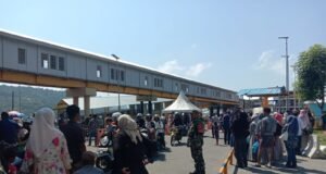 Babinsa Balohan Monitoring Arus Mudik Penumpang di Pelabuhan, Pastikan Aman dan Lancar