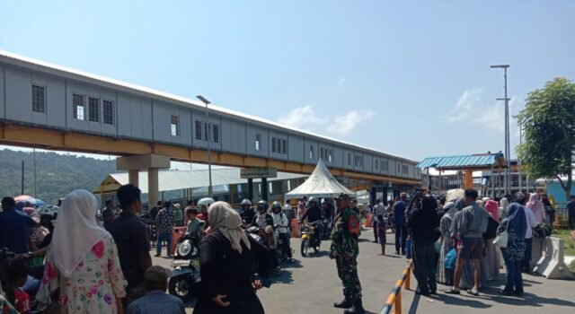 Babinsa Balohan Monitoring Arus Mudik Penumpang di Pelabuhan, Pastikan Aman dan Lancar