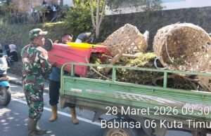 Peduli Lingkungan, Babinsa Kuta Timu Bantu Petugas DLHK Sabang Angkat Sampah