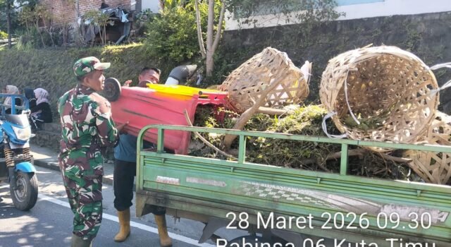 Peduli Lingkungan, Babinsa Kuta Timu Bantu Petugas DLHK Sabang Angkat Sampah