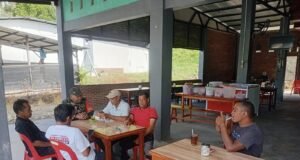 Jaga Kearifan Lokal, Babinsa Sukajaya Pasang Imbauan di Kawasan Wisata
