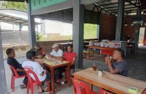 Jaga Kearifan Lokal, Babinsa Sukajaya Pasang Imbauan di Kawasan Wisata