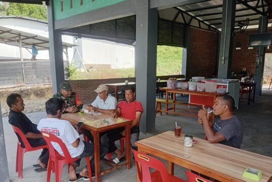 Jaga Kearifan Lokal, Babinsa Sukajaya Pasang Imbauan di Kawasan Wisata