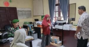 Babinsa Koramil 02/Sukakarya Laksanakan Pendataan Bansos, Pastikan Tepat Sasaran di Gampong Aneuk Laot