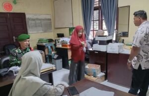 Babinsa Koramil 02/Sukakarya Laksanakan Pendataan Bansos, Pastikan Tepat Sasaran di Gampong Aneuk Laot