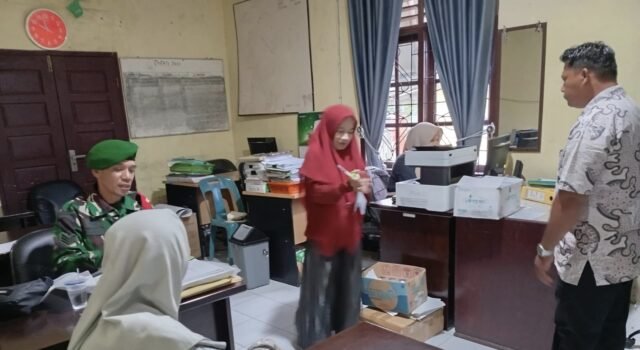 Babinsa Koramil 02/Sukakarya Laksanakan Pendataan Bansos, Pastikan Tepat Sasaran di Gampong Aneuk Laot