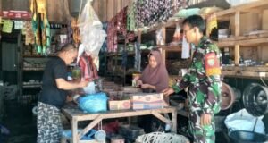 Turun ke Lapangan, Babinsa Koramil 01/Sukajaya Pastikan Harga Kebutuhan Pokok Tetap Terkendali