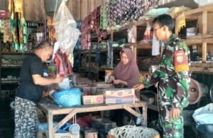 Turun ke Lapangan, Babinsa Koramil 01/Sukajaya Pastikan Harga Kebutuhan Pokok Tetap Terkendali