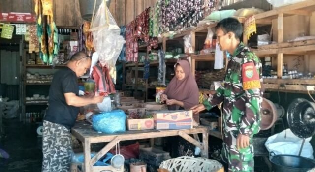 Turun ke Lapangan, Babinsa Koramil 01/Sukajaya Pastikan Harga Kebutuhan Pokok Tetap Terkendali
