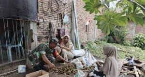 Babinsa Koramil 02/Sukakarya Bantu Warga Kupas Pinang, Wujud Kebersamaan di Gampong Paya Seunara