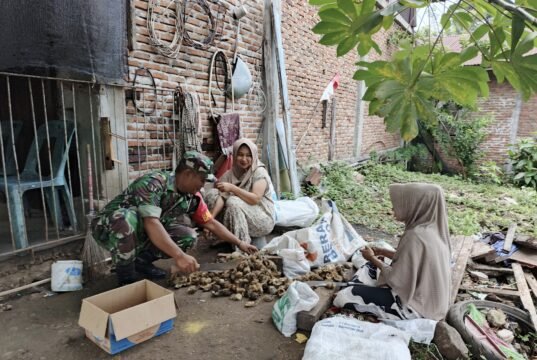 Babinsa Koramil 02/Sukakarya Bantu Warga Kupas Pinang, Wujud Kebersamaan di Gampong Paya Seunara