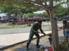 Kebersamaan Terjalin, Babinsa Kuta Barat Bantu Warga Angkat Sampah