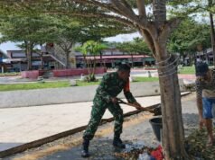 Kebersamaan Terjalin, Babinsa Kuta Barat Bantu Warga Angkat Sampah