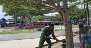 Kebersamaan Terjalin, Babinsa Kuta Barat Bantu Warga Angkat Sampah