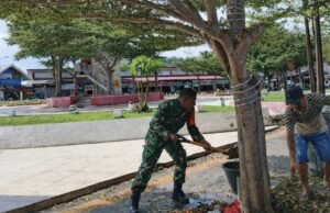 Kebersamaan Terjalin, Babinsa Kuta Barat Bantu Warga Angkat Sampah