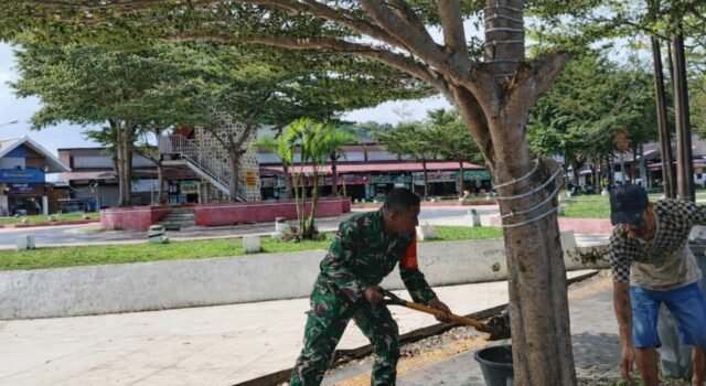 Kebersamaan Terjalin, Babinsa Kuta Barat Bantu Warga Angkat Sampah