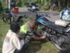 Motor Mogok di Jalan, Babinsa Koramil 02/Sukakarya Hadir Beri Bantuan