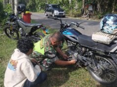Motor Mogok di Jalan, Babinsa Koramil 02/Sukakarya Hadir Beri Bantuan