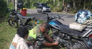 Motor Mogok di Jalan, Babinsa Koramil 02/Sukakarya Hadir Beri Bantuan