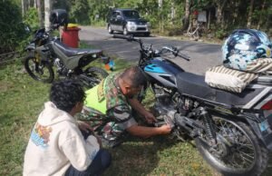 Motor Mogok di Jalan, Babinsa Koramil 02/Sukakarya Hadir Beri Bantuan
