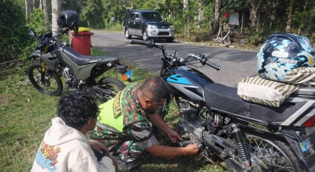 Motor Mogok di Jalan, Babinsa Koramil 02/Sukakarya Hadir Beri Bantuan