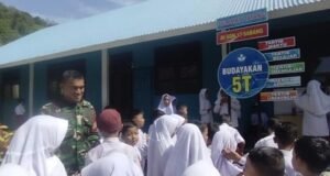 Sambangi Sekolah, Babinsa Koramil 02/Sukakarya Edukasi Siswa tentang Disiplin dan Etika