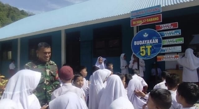 Sambangi Sekolah, Babinsa Koramil 02/Sukakarya Edukasi Siswa tentang Disiplin dan Etika