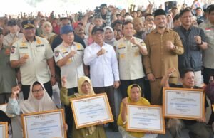 Wagub Aceh bersama Menko PMK dan Mendagri Serahkan Bantuan Rumah Rusak Korban Bencana di Aceh Tamiang