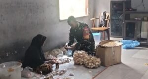 Dorong Ekonomi Rakyat, Babinsa Krueng Raya Aktif Dampingi Pelaku UMKM di Wilayah Binaan