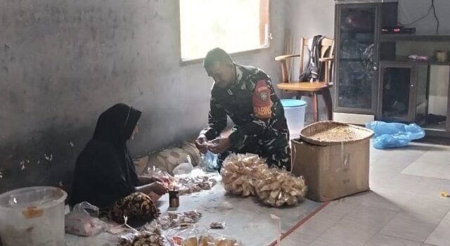 Dorong Ekonomi Rakyat, Babinsa Krueng Raya Aktif Dampingi Pelaku UMKM di Wilayah Binaan
