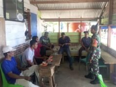 Babinsa Koramil 01/Sukajaya Komsos dengan Nelayan, Ingatkan Keselamatan Melaut