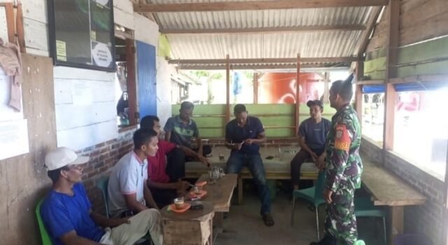 Babinsa Koramil 01/Sukajaya Komsos dengan Nelayan, Ingatkan Keselamatan Melaut