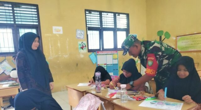Babinsa Koramil 02/Sukakarya Sambangi SD Negeri 17 Sabang, Beri Motivasi Siswa Tingkatkan Kreativitas