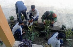 Hijaukan Sekolah, Babinsa Koramil 01/Sukajaya dan Siswa SMPN 9 Sabang Tanam Tanaman Hias Bersama