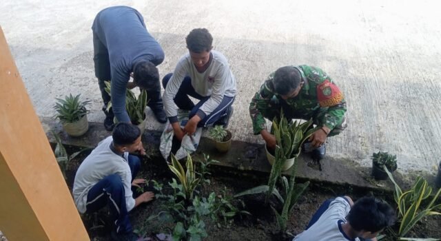 Hijaukan Sekolah, Babinsa Koramil 01/Sukajaya dan Siswa SMPN 9 Sabang Tanam Tanaman Hias Bersama