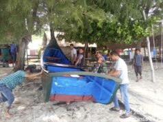 Babinsa Koramil 01/Sukajaya Turun Tangan Bantu Nelayan Rawat Perahu di Pesisir Gampong Paya