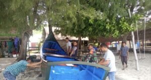 Babinsa Koramil 01/Sukajaya Turun Tangan Bantu Nelayan Rawat Perahu di Pesisir Gampong Paya