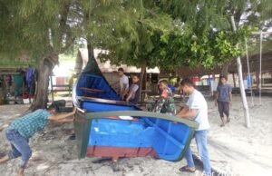 Babinsa Koramil 01/Sukajaya Turun Tangan Bantu Nelayan Rawat Perahu di Pesisir Gampong Paya