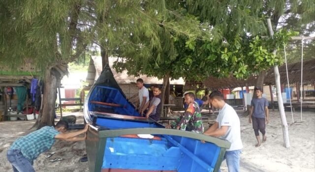 Babinsa Koramil 01/Sukajaya Turun Tangan Bantu Nelayan Rawat Perahu di Pesisir Gampong Paya