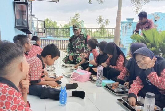 Babinsa Koramil 01/Sukajaya Monitoring Distribusi Makan Bergizi di SD Negeri 20 Sabang